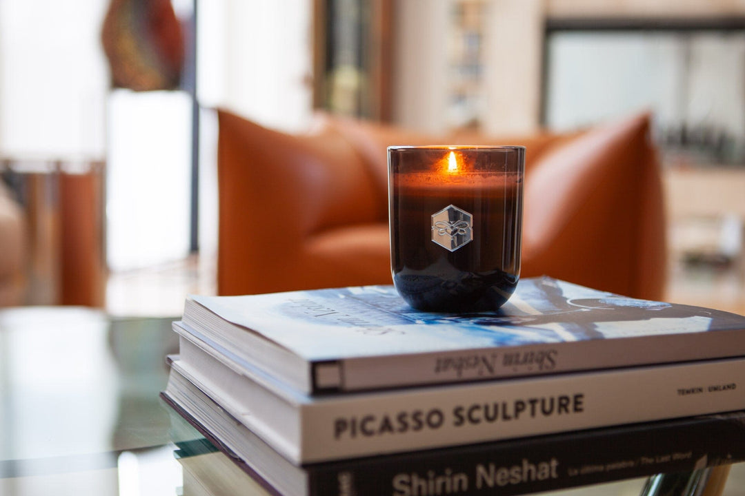 Double Espresso Luxe Candle in den on books